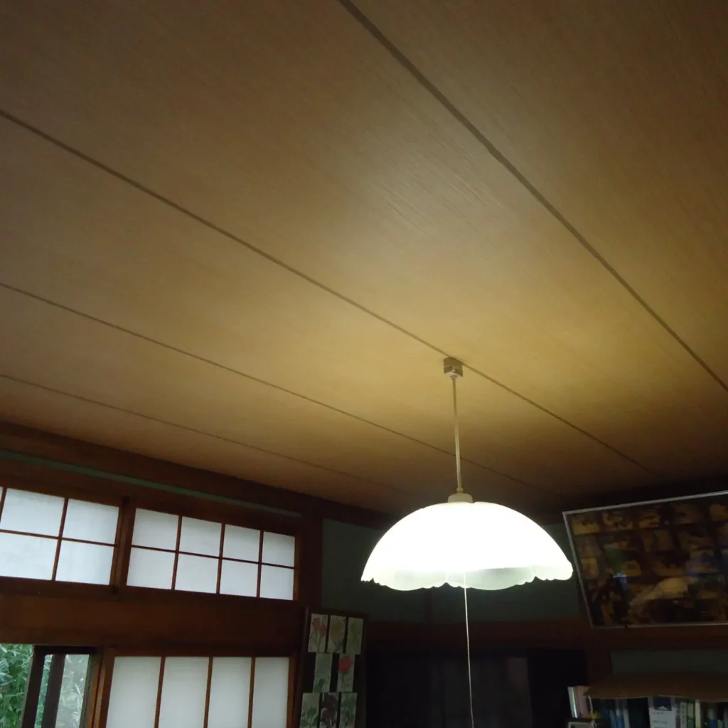【越谷市 M様邸】和室の天井張り替えで明るく美しい空間へ